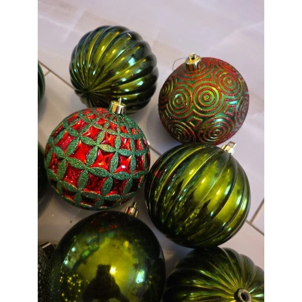 HOLIDAY‎ TIME 18 SHATTERPROOF HANGING ORNAMENTS ROUND BALLS Green